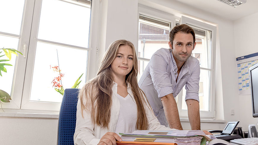 Mann und Frau am Schreibtisch